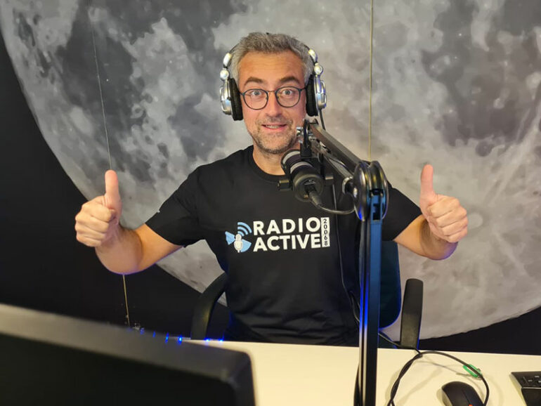 Paolo presenta la nuova maglietta della radio