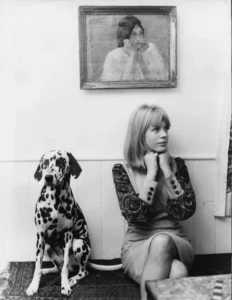 marianne-faithfull e il suo cane