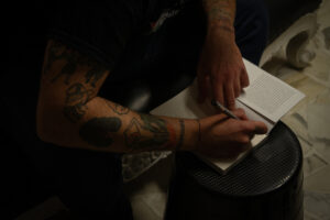 IL pub sotto le bombe firma