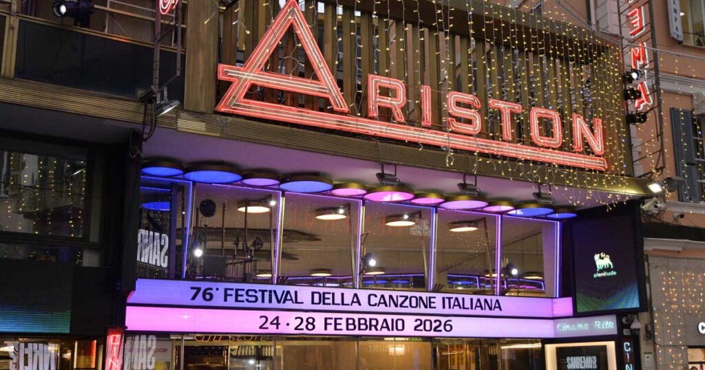 Immagine dell'ingresso del teatro Ariston di Sanremo