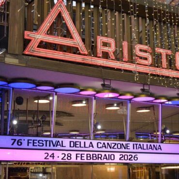 Immagine dell'ingresso del teatro Ariston di Sanremo