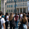 La notte prima degli esami resta un rito pop che ogni generazione riscrive